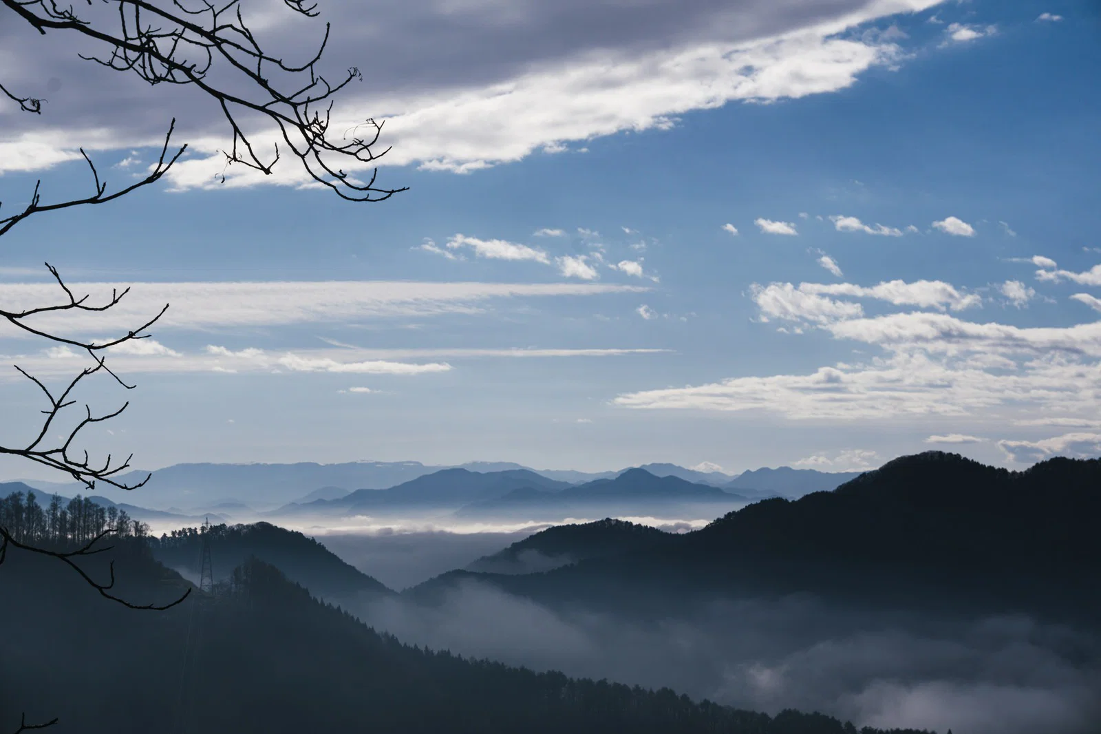 青空と岩山の風景